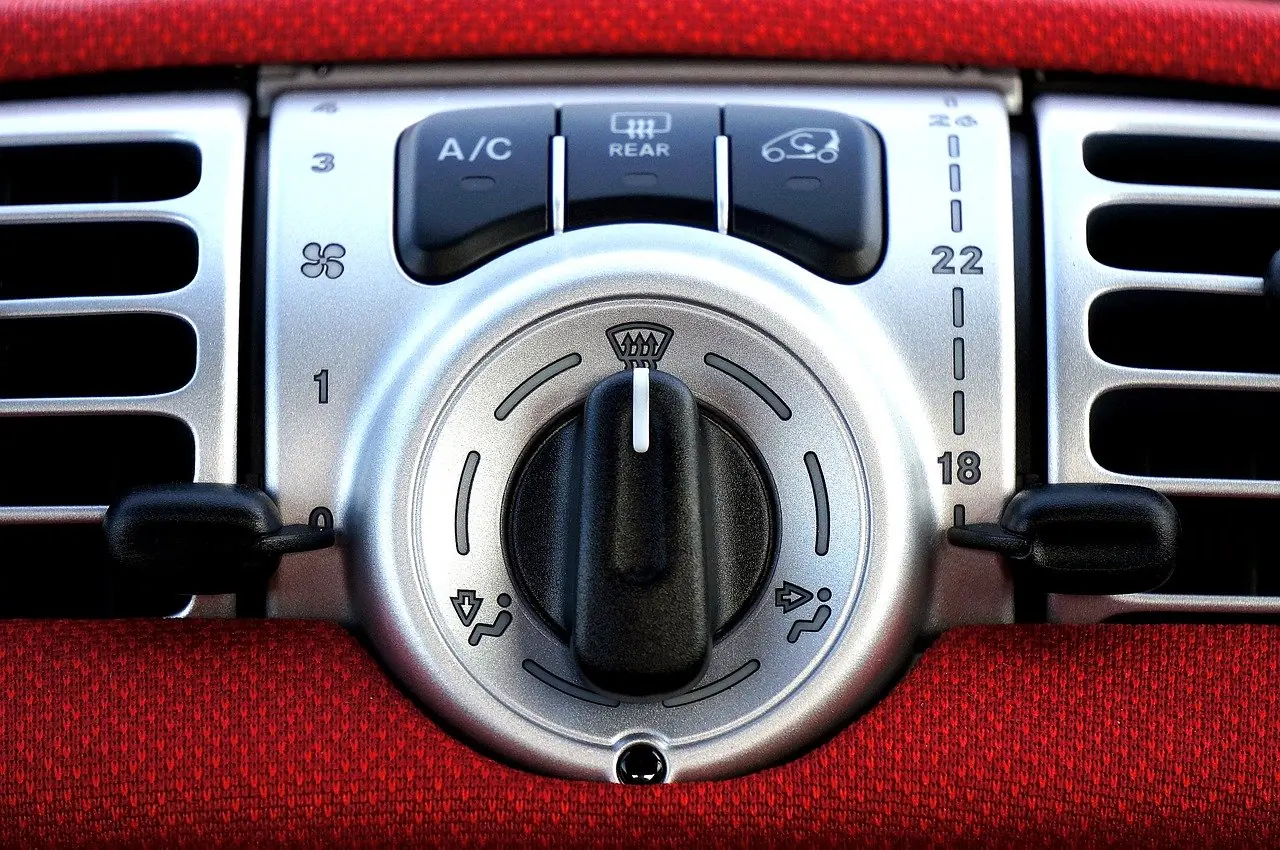 Vehicle air conditioning temperature and airflow controls